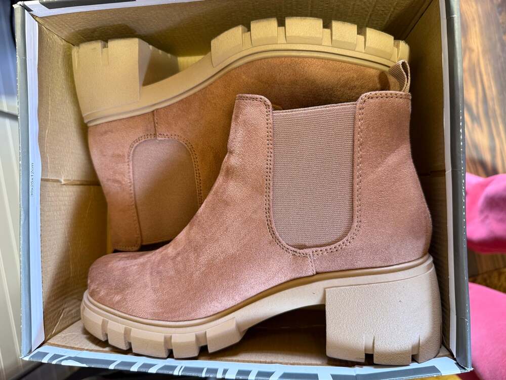 SODA Pioneer Woman’s Lug Sole Mid Heel Chelsea Ankle Boot Size 10